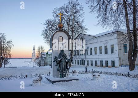 KALYAZIN, RUSSLAND - 07. JANUAR 2022: Denkmal für St. Macarius von Kalyazin in der Morgenlandschaft. Kalyazin, Russland Stockfoto