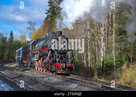 RUSKEALA, RUSSLAND - 09. OKTOBER 2022: Eine alte Dampflokomotive mit dem Ruskeala Express-Zug Stockfoto