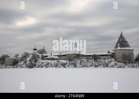 Staroladozhskaja Festung am Ufer des Flusses Volkhov am Wintermorgen. Region Leningrad, Russland Stockfoto