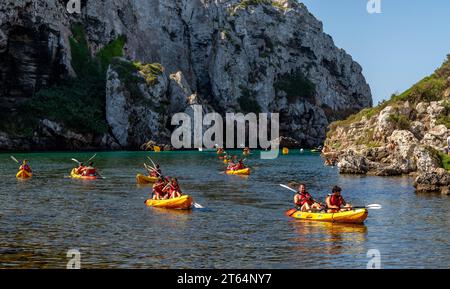 Playa de Cales Buchten Kajakfahren auf der Insel Menorca Spanien Stockfoto