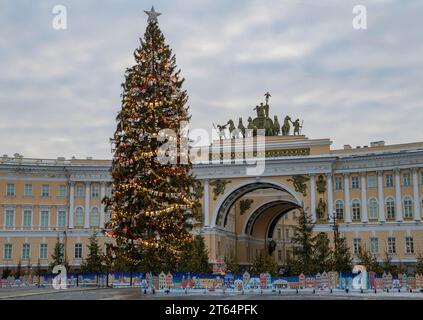 SANKT PETERSBURG, RUSSLAND - 20. DEZEMBER 2022: Neujahrsbaum am Triumphbogen des Generalstabsgebäudes an einem bewölkten Dezembertag Stockfoto