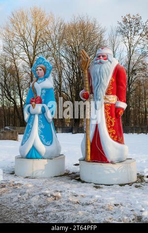 GATCHINA, RUSSLAND - 25. DEZEMBER 2022: Skulpturen der russischen Märchenfiguren Ded Moroz und Snegurocka an einem sonnigen Dezemberabend auf einer Stadtstraße Stockfoto