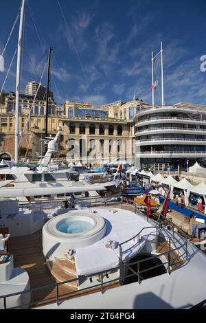 Superyachten und Motoryachten auf der Monaco Yacht Show. Stockfoto