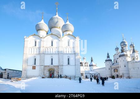 ROSTOW, RUSSLAND - 04. JANUAR 2023: Mittelalterliche Kathedrale der Himmelfahrt der Heiligen Jungfrau Maria im Rostower Kreml an einem Januartag. Goldener Ring Stockfoto