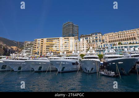 Superyachten und Motoryachten auf der Monaco Yacht Show. Stockfoto