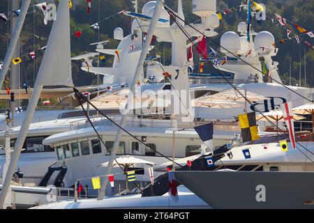 Superyachten und Motoryachten auf der Monaco Yacht Show. Stockfoto