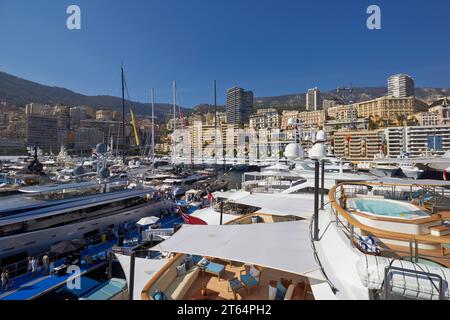 Superyachten und Motoryachten auf der Monaco Yacht Show. Stockfoto