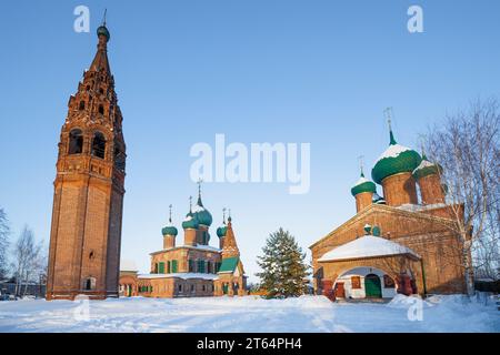 Auf dem Territorium des alten altgläubigen Tempelkomplexes in Korovnitskaja Sloboda an einem Januartag. Jaroslawl, der Goldene Ring Russlands Stockfoto