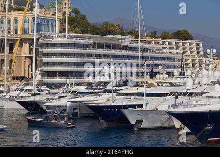 Superyachten und Motoryachten auf der Monaco Yacht Show. Stockfoto