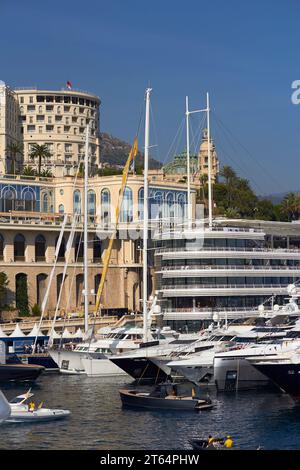 Superyachten und Motoryachten auf der Monaco Yacht Show. Stockfoto