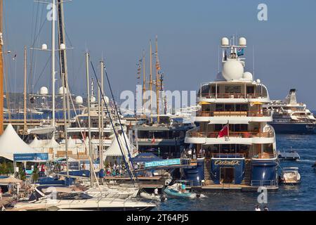 Superyachten und Motoryachten auf der Monaco Yacht Show. Stockfoto