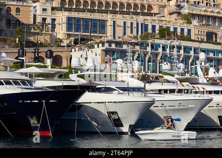 Superyachten und Motoryachten auf der Monaco Yacht Show. Stockfoto