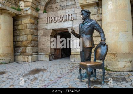 PJATIGORSK, RUSSLAND - 07. JUNI 2023: Skulptur von Ostap Bender (Literatur- und Filmheld), Verkauf von Tickets für Pjatigorsk ProVal. Pjatigorsk, Kaukasier Mi Stockfoto