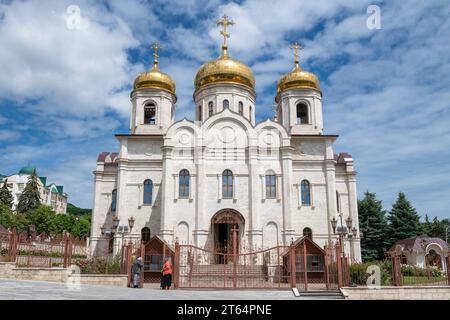 PJATIGORSK, RUSSLAND - 07. JUNI 2023: Kathedrale des Erlösers, die den Gelähmten an einem sonnigen Juni-Tag am Schafsbecken heilte Stockfoto