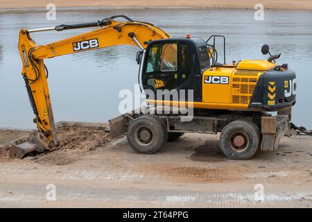 VELIKY NOWGOROD, RUSSLAND - 30. SEPTEMBER 2023: JCB JS200W Radbagger am Ufer des Flusses Volkhov. Sanierung des Stadtdamms Stockfoto