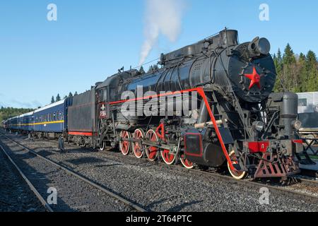 RUSKEALA, RUSSLAND - 06. OKTOBER 2023: Der Retro-Zug „Ruskeala Express“ erreichte die Station Ruskeala Mountain Park Stockfoto