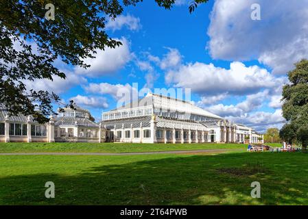 Äußere des gemäßigten Hauses in den Royal Botanic Gardens Kew an einem sonnigen Herbsttag, West London England Großbritannien Stockfoto