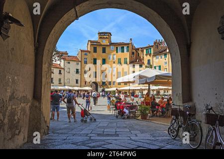 LUCCA, ITALIEN - 16. SEPTEMBER 2018: Dies ist eine der gewölbten Passagen zum Amphitheater Platz. Stockfoto