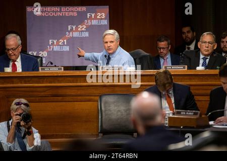 Der US-Senator John Hoeven Republikaner von North Dakota befragt den US-amerikanischen Staatssekretär für Heimatschutz Alejandro Mayorkas bezüglich der US-mexikanischen Grenze. während einer Anhörung des Senatsausschusses für Mittel zur Prüfung des ergänzenden Antrags des Präsidenten auf die Ministerien für Gesundheit und menschliche Dienste und Heimatschutz im Dirksen Senate Office Building in Washington, DC, Mittwoch, 8. November 2023. Copyright: XRodxLamkeyx/xCNPx/MediaPunchx Credit: Imago/Alamy Live News Stockfoto