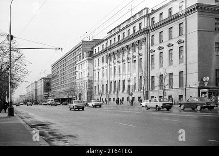 Moskau, UdSSR - April 1982: Gorki-Straße (heute Twerskaja) am Minsk Hotel in Moskau. 35-mm-Schwarzweiß-Filmscan Stockfoto