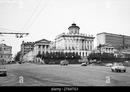 Moskau, UdSSR - April 1982: Paschkow-Haus (heute russische Staatsbibliothek) in der Wozdwizhenka-Straße in Moskau. 35-mm-Schwarzweiß-Filmscan Stockfoto