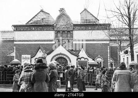 Moskau, UdSSR - um 1983: Die staatliche Tretjakow-Galerie in Moskau, Schlange vor der Kunstausstellung. 35-mm-Schwarzweiß-Filmscan Stockfoto