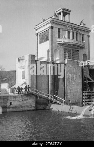 Moskau, UdSSR - März 1982: Schiffsschleuse (Tushino) auf dem Moskauer Kanal. 35-mm-Schwarzweiß-Filmscan Stockfoto