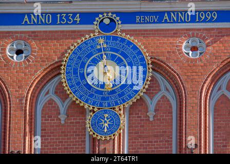 Die astronomische Uhr mit den Tierkreiszeichen, Datum und Uhrzeit an der Fassade des Schwarzhäuptchens auf dem Rathausplatz, Rathausplatz in Stockfoto