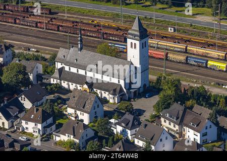 Aus der Vogelperspektive, katholische Pfarrkirche St. Johannes Nepomuk, am Güterbahnhof Altfinnentrop, Finnentrop, Sauerland, Nordrhein-Westfalen, Deutschland, Stockfoto