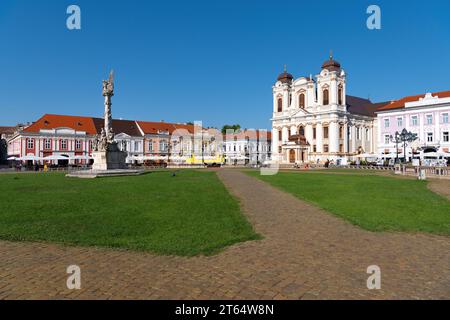 Union Square in Timisoara (Rumänien), einschließlich der römisch-katholischen Kathedrale und einer Statue Stockfoto