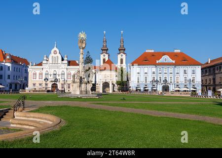 Union Square in Timisoara (Rumänien), einschließlich der serbisch-orthodoxen Kathedrale und des Serbischen Gemeindehauses Stockfoto