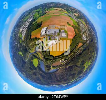 Luftaufnahme, Gewerbegebiet Eibachstraße im Heggen-Bezirk, Ahauser Stausee mit Bigge, Erdkugel, Fischaugenbild, 360-Grad-Bild, Stockfoto