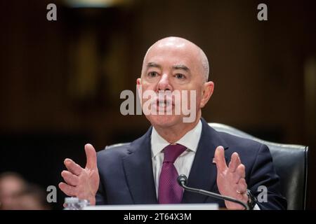 Alejandro Mayorkas, der Sekretär für Innere Sicherheit der Vereinigten Staaten, beantwortet Fragen während einer Anhörung des Senatsausschusses für Mittel, um den ergänzenden Antrag des Präsidenten für die Ministerien für Gesundheit und menschliche Dienste und Homeland Security im Dirksen Senate Office Building in Washington, DC, Mittwoch, 8. November 2023 zu prüfen. Quelle: Stange Lamkey/CNP Stockfoto