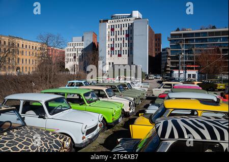 16.03.2023, Berlin, Deutschland, Europa - auf einem Parkplatz der Trabi World im Berliner Stadtteil Mitte stehen farbenfrohe Vintage-Trabant-Autos. Stockfoto