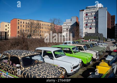 16.03.2023, Berlin, Deutschland, Europa - auf einem Parkplatz der Trabi World im Berliner Stadtteil Mitte stehen farbenfrohe Vintage-Trabant-Autos. Stockfoto