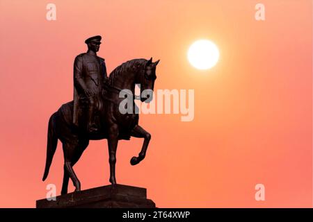 Atatürk Statue auf dem Pferd mit Sonnenuntergang. 10. November Atatürk Gedenktag Konzept. Stockfoto