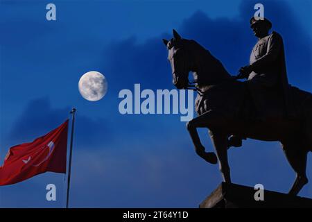 Atatürk Statue auf dem Pferd mit Mond. 10. November Atatürk Gedenktag Konzept. Stockfoto