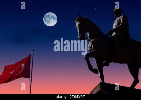 Atatürk Statue auf dem Pferd mit Mond. 10. November Atatürk Gedenktag Konzept. Stockfoto