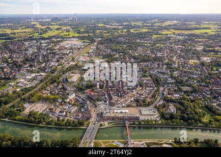 Blick aus der Vogelperspektive, Stadtzentrum mit Einkaufszentrum Mercaden Dorsten und St. Agatha Katholische Kirche, Dorsten, Ruhrgebiet, Nordrhein-Westfalen, Deutschland, Plac Stockfoto