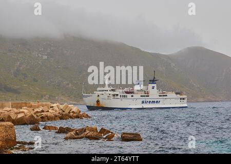 Nebel, schlechtes Wetter, Siremar Autofähre, Betonbrecher, Favignana Stadt, Hauptort, Favignana, Ägadische Inseln, Sizilien, Italien Stockfoto