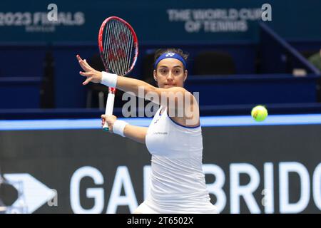 Sevilla, Spanien. November 2023. SEVILLA, SPANIEN - 08. NOVEMBER: Caroline Garcia aus Frankreich spielt beim Eliminieren der Gruppe D zwischen Frankreich und Italien beim Billie Jean King Cup in La Cartuja am 8. November 2023 in Sevilla, Spanien, eine Vorhand. (Kreditbild: © Jose Luis Contreras/DAX via ZUMA Press Wire) NUR REDAKTIONELLE VERWENDUNG! Nicht für kommerzielle ZWECKE! Stockfoto