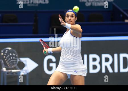 Sevilla, Spanien. November 2023. SEVILLA, SPANIEN - 08. NOVEMBER: Caroline Garcia aus Frankreich spielt beim Eliminieren der Gruppe D zwischen Frankreich und Italien beim Billie Jean King Cup in La Cartuja am 8. November 2023 in Sevilla, Spanien, eine Vorhand. (Kreditbild: © Jose Luis Contreras/DAX via ZUMA Press Wire) NUR REDAKTIONELLE VERWENDUNG! Nicht für kommerzielle ZWECKE! Stockfoto