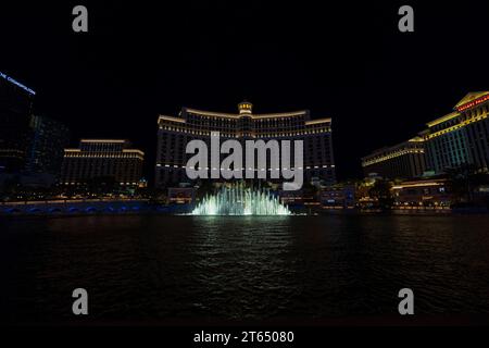 Atemberaubendes nächtliches Spektakel mit den berühmten Springbrunnen des Bellagio Casino Hotels. Las Vegas. USA. Stockfoto