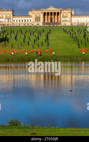 Silhouetten und Mohnblumen aus Metall MIT DER Kunstinstallation RIESEN Remembrance Day in Stowe Gardens, Buckinghamshire, England 11/2023 Stockfoto