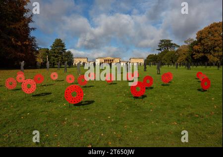 Silhouetten und Mohnblumen aus Metall MIT DER Kunstinstallation RIESEN Remembrance Day in Stowe Gardens, Buckinghamshire, England 11/2023 Stockfoto