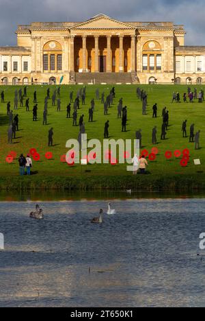 Silhouetten und Mohnblumen aus Metall MIT DER Kunstinstallation RIESEN Remembrance Day in Stowe Gardens, Buckinghamshire, England 11/2023 Stockfoto