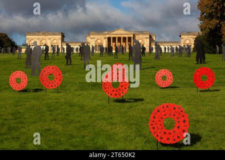 Silhouetten und Mohnblumen aus Metall MIT DER Kunstinstallation RIESEN Remembrance Day in Stowe Gardens, Buckinghamshire, England 11/2023 Stockfoto