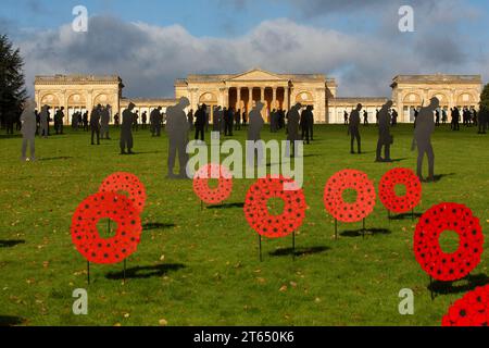 Silhouetten und Mohnblumen aus Metall MIT DER Kunstinstallation RIESEN Remembrance Day in Stowe Gardens, Buckinghamshire, England 11/2023 Stockfoto