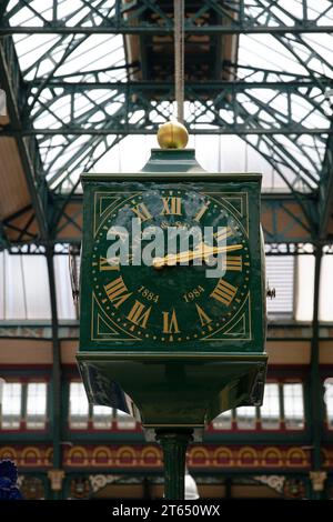 Innenansicht, Uhr, Leeds Kirkgate Market, Leeds, England, Großbritannien Stockfoto