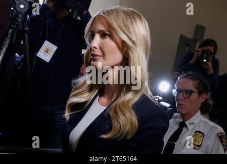 New York, Usa. November 2023. Ivanka Trump, Tochter des ehemaligen US-Präsidenten Donald Trump, kehrt nach einer kurzen Pause in einem Zivilprozess gegen Donald Trump am Mittwoch, den 8. November 2023, in New York City in den Gerichtssaal zurück. In dem im September vergangenen Jahres von New Yorker Generalstaatsanwältin Letitia James eingeleiteten Fall wird Trump, seinen ältesten Söhnen und seinem Familienunternehmen vorgeworfen, Trumps Nettovermögen durch Überbewertung seines Immobilienportfolios um mehr als 2 Milliarden Dollar aufgebläht zu haben. Foto: Peter Foley/UPI Credit: UPI/Alamy Live News Stockfoto